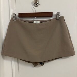 Aritzia Wilfred Jewel Skort | Size 4 | NWOT | Nomad Taupe